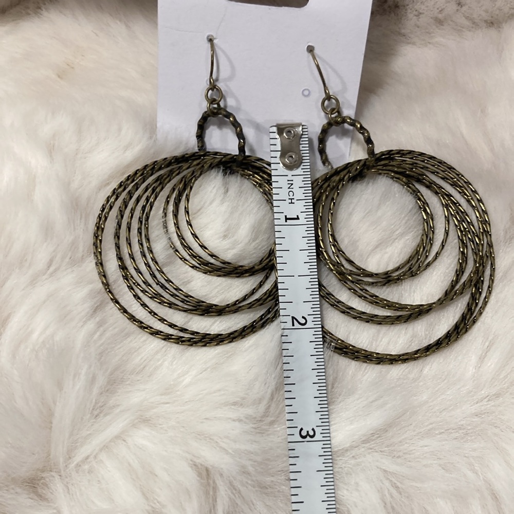 Elegant Gold Hoop Earrings - Picture 5 of 6